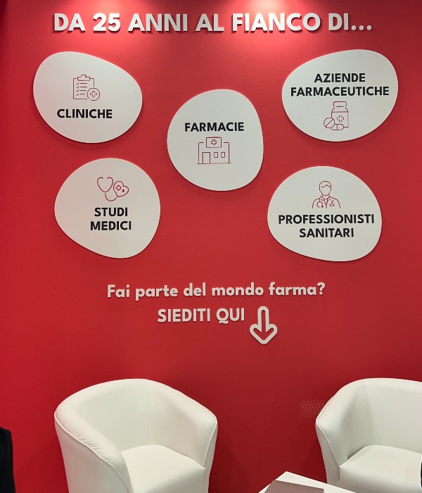 Parete rosa dello stand a Cosmofarma 2026